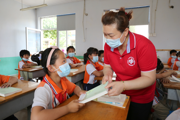 潍坊福彩“福彩书屋”活动再次走进慧敏爱心小学